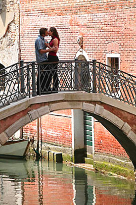 Love Tips - couple in love kissing on bridge venice